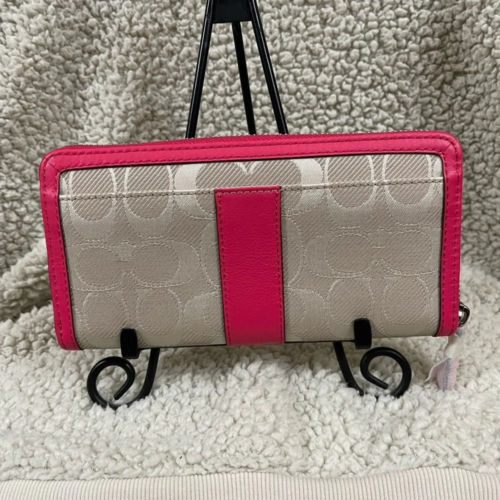 NWT Coach Wallet - Picture 2 of 4